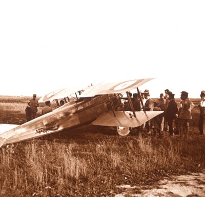 Soldater rundt biplan, Somme, Nord-Frankrike, c1914-c1918 av Unbekannt