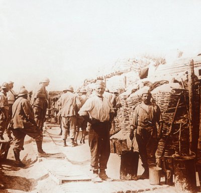 Soldater med metallbeholdere, c1914-c1918 av Unbekannt
