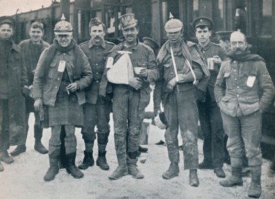 Noen blide sårede fra Neuve Chapelle-kampene, iført fangede tyske hjelmer, 1915 av Unbekannt