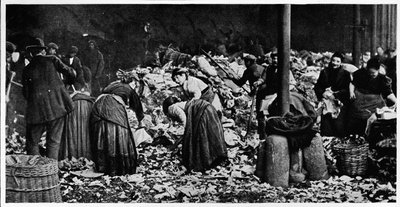 Sortering av en støvhaug ved et fylkesrådsdepot, London, c1850 1903 av Unbekannt