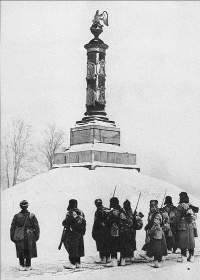Sovjetiske soldater ved monumentet til heltene fra krigen i 1812 i landsbyen Tarutino Kaluga r av Unbekannt