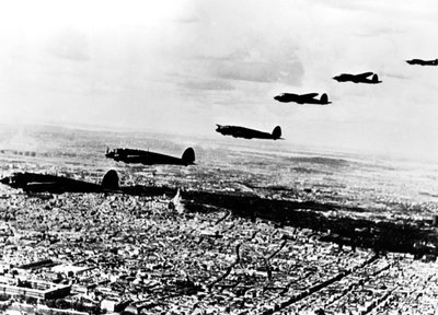 Skvadron av tyske Heinkel He 111 bombefly som flyr over okkuperte Paris, juli 1940 av Unbekannt