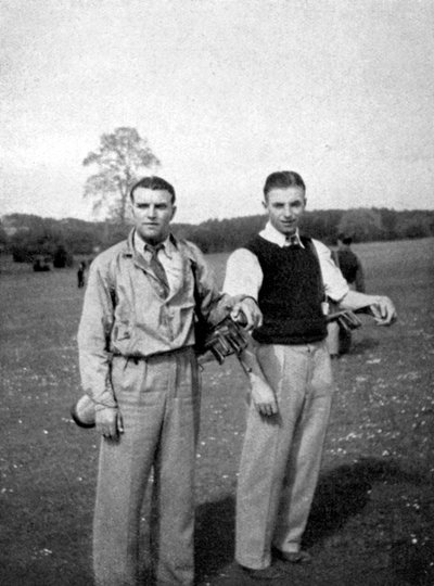 Stanley Matthews og Eddie Hapgood pauser mellom slagene under en golfrunde, 1945 av Unbekannt