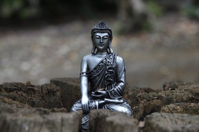 Statue i hagen til Buddhapadipa-tempelet, Wimbledon, Grande-Bretagne av Unbekannt