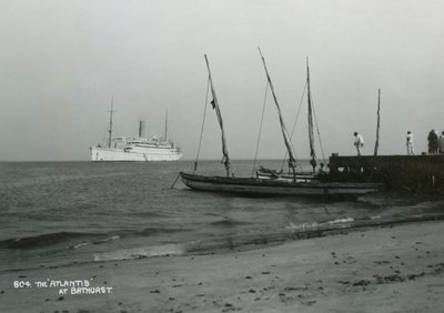 Dampskipet Atlantis utenfor Bathurst, Gambia, 1900-tallet av Unbekannt