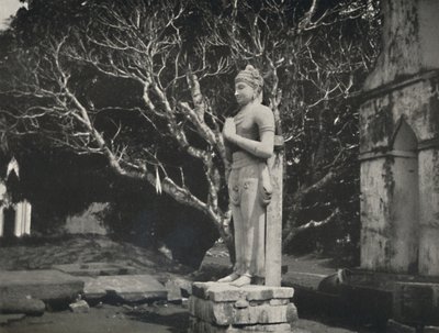 Steinfigur nær Ruwanweli Dagoba, Anuradhapura, 1926 av Unbekannt