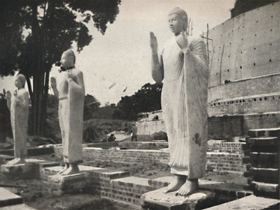 Steinstatuer foran Ruwanwali Dagoba under restaurering, Anuradhapura, 1926 av Unbekannt