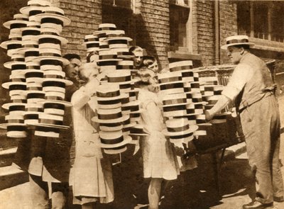 Stråhatter kommer tilbake til gunst, 1930, 1933. av Unbekannt