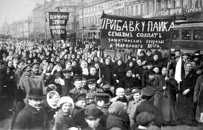 Strekende Putilov-arbeidere på den første dagen av februarrevolusjonen, St Petersburg, Russland, 1917 av Unbekannt