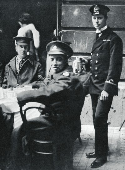 Underløytnant Prince Albert serverer te til sårede soldater ved Buckingham Palace, 1916 av Unbekannt