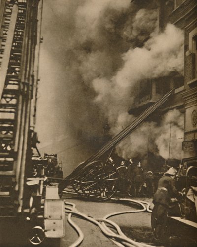 Å dempe en brann i en smal bygate, c1935. av Unbekannt