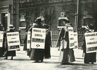 Suffragetter demonstrerer utenfor et fengsel, London, 1914, 1947. av Unbekannt