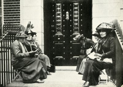 Suffragetter venter på dørstokken til Sir Edward Carsons hjem i London, 6. april 1914, 1947. av Unbekannt