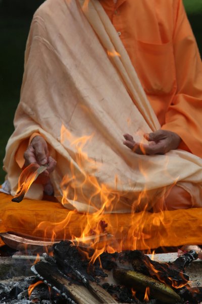 Swami Veetamohanda utfører homa-ildritualet i hagen til Ramakrishna vedantiske senter. Gretz. Frankrike av Unbekannt