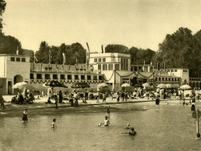 Svømming i innsjøen Traunsee, Gmunden, Øvre Østerrike, c1935. av Unbekannt