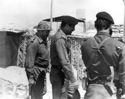 Taha Yassin Ramadan og Saddam Hussein inspiserer Basra-fronten, Irak, februar 1987 av Unbekannt