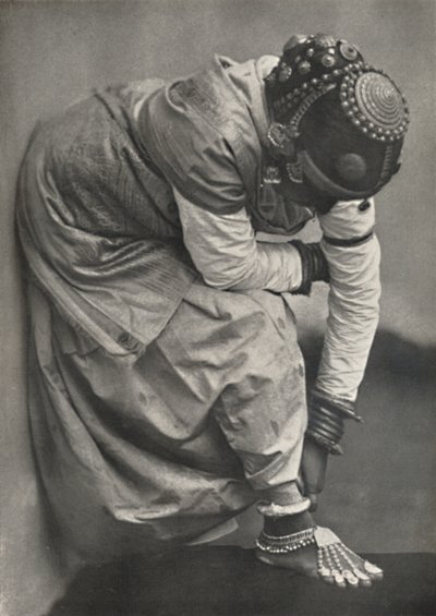 Tamulin med fot og hodeplagg, 1926 av Unbekannt
