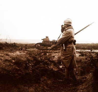 Tank og soldat på slagmarken, c1914-c1918 av Unbekannt