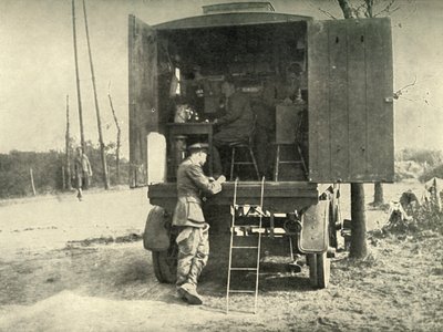 Telefonbilsentral knyttet til R.A.F. Drageballongseksjonen, 1919. av Unbekannt