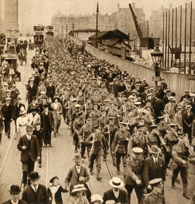 Territorials fra sommerleir - Terriere som marsjerer lett over Westminster Bridge, 1914-1918, 1933. av Unbekannt