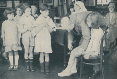 Tester patellarefleksen for indikasjon på nervesykdom, c1935 av Unbekannt