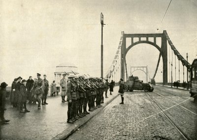 De 18. husarene som vokter en bro over Rhinen ved Köln, 1919. av Unbekannt