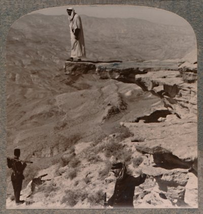 Arno. Dragoman stående på stein, ca 1900 av Unbekannt