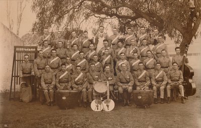 Bataljonsbandet til den første bataljonen, The Queens Own Royal West Kent Regiment. Poona, India, 1 av Unbekannt