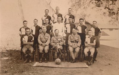 Bataljonsfotballlaget til den første bataljonen, The Queens Own Royal West Kent Regiment. Poona, av Unbekannt