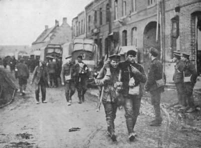 Britene sårede kom tilbake til en omkledningsstasjon etter et angrep, 1915 av Unbekannt