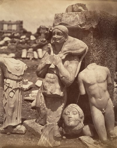 Kalvebæreren og Kritios-gutten like etter utgravningen på Akropolis, Danse..., ca. 1865. av Unbekannt
