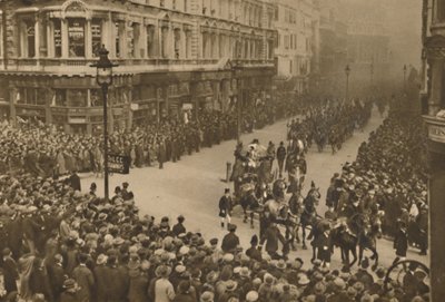 The City Lines Queen Victoria Street for å se The New Lord Mayor and His Procession, c1935. av Unbekannt