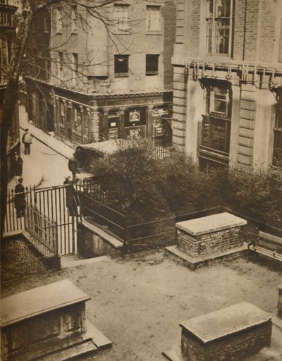 The Coopers Arms fra Churchyard of St. Olaves, Silver Street, c1935. av Unbekannt