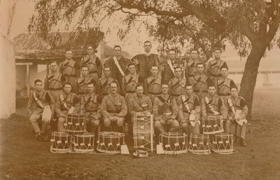 The Drums and Bugles of the First Battalion, The Queens Own Royal West Kent Regiment. Poona, India, av Unbekannt