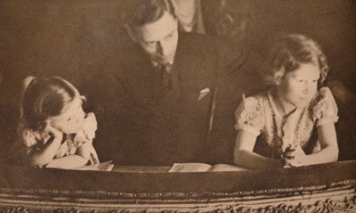 Hertugen av York og prinsessene Elizabeth og Margaret ved pantomimen, 6. februar 1935. av Unbekannt