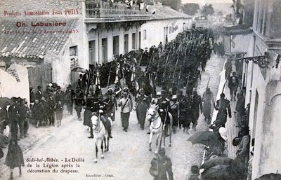 Den franske fremmedlegionen paraderer gjennom gatene i Sidi Bel Abbes, Algerie, 1906 av Unbekannt