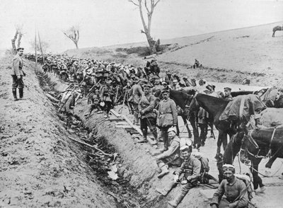 Den tyske fremrykningen gjennom Galicia: En bivuakk av tropper ved veikanten, 1915 av Unbekannt
