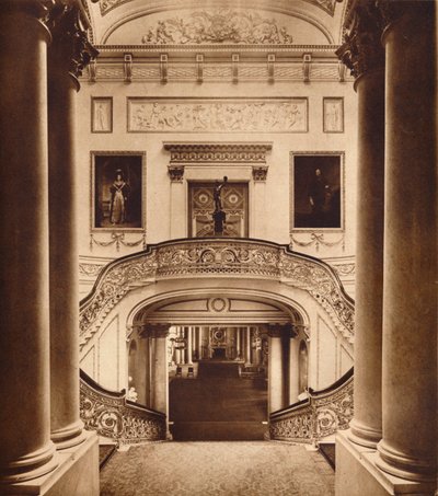 The Grand Staircase i Buckingham Palace, 1935 av Unbekannt