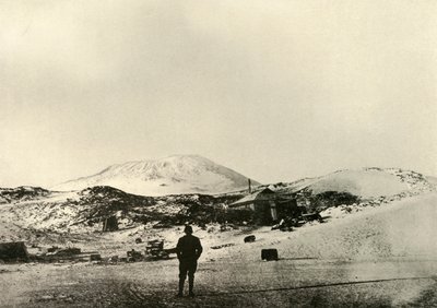Hytta, med Mount Erebus i bakgrunnen, høsten 1908, 1909. av Unbekannt