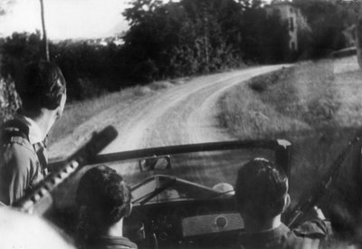 Den italienske motstandsbevegelsen: væpnede partisaner på en jeep, Langhe, Piemonte, Italia av Unbekannt