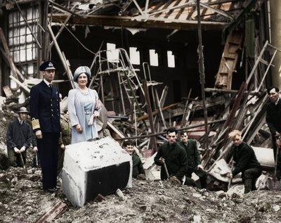 Kongen og Dronningen undersøker bombeskader, Buckingham Palace, London, andre verdenskrig, 1940 av Unbekannt