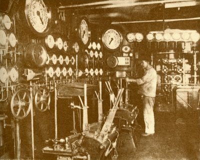 Hovedmotorkontrollplattformen til Aquitania., c1930. av Unbekannt