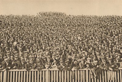 Den mangehodede stemmen som brøler bak berøringslinjen hver vinterlørdag, c1935. av Unbekannt