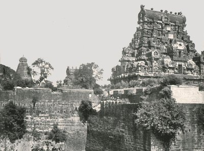 The Moat and the Fort, Tanjore, India, 1895. av Unbekannt