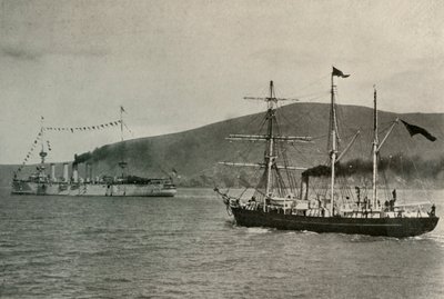 Nimrod passerer H.M.S. Kraftig,...i Lyttelton Harbour, 1. januar 1908, 1909. av Unbekannt