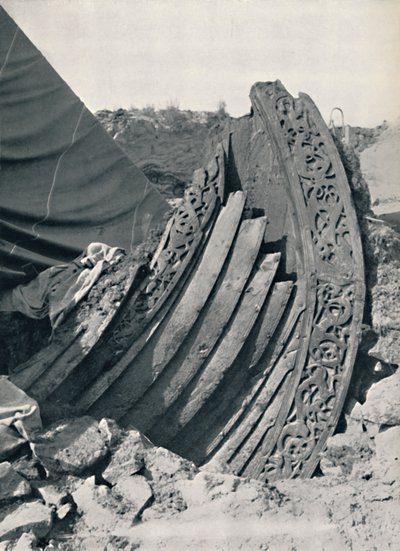 Osebergskipet i haugen, viser utskjæringen på stilk og rekkverk, 1935 av Unbekannt