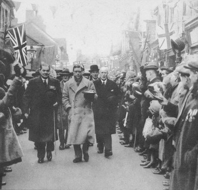 Prinsen av Wales ble møtt av folket i Porth, Glamorgan, under et besøk i Wales, 1932 1936 av Unbekannt
