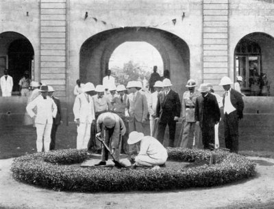 Prinsen av Wales planter et tre ved Kumasi Church College, Ghana, 1926 av Unbekannt
