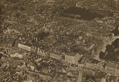 Puslespillet med kjente gater fra et nytt og spennende utsiktspunkt, c1935. av Unbekannt