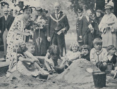 Dronningen åpner en lekeplass for barn, 1936, 1937. av Unbekannt